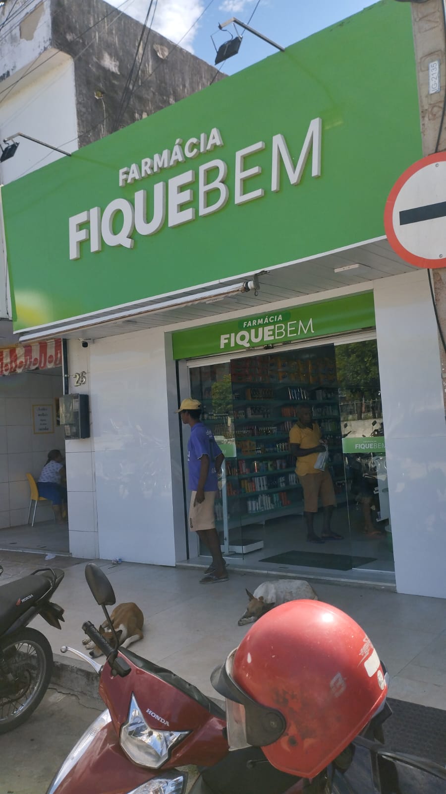 Fachada da Farmácia Fique Bem
